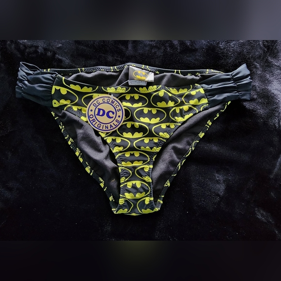 Dc Comics Batman *New With Tags * Two Pc Swim Suit Sz Large - Picture 2 of 4